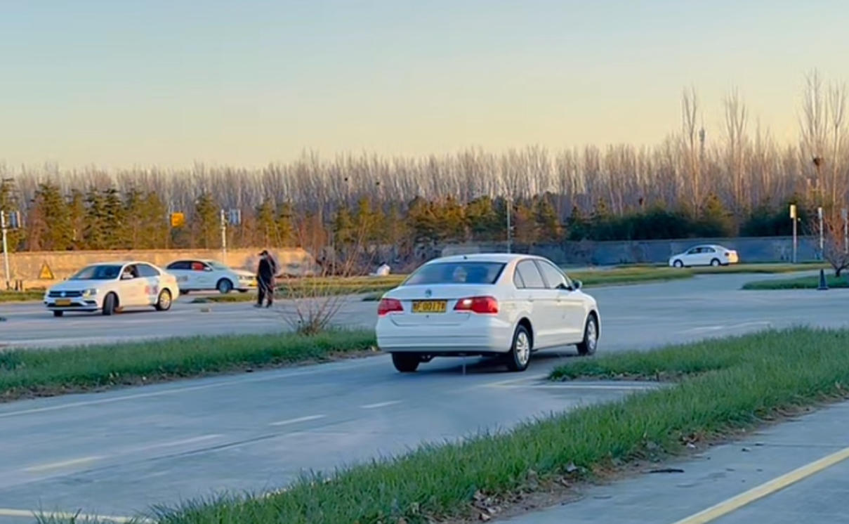 驾校学员练车