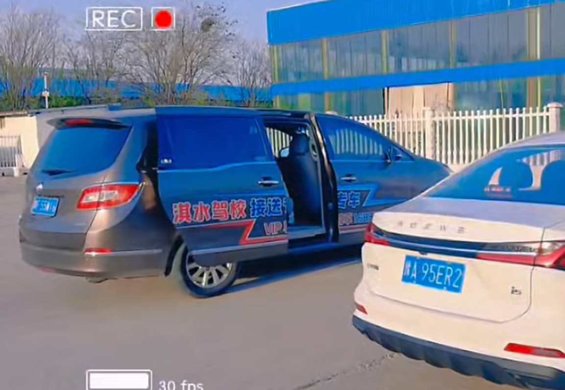 学员接送校车